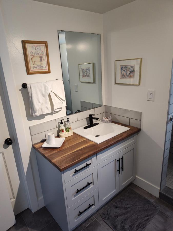 Tranquil & Tasteful One Bdrm Private Suite Ne Edmonton Luaran gambar